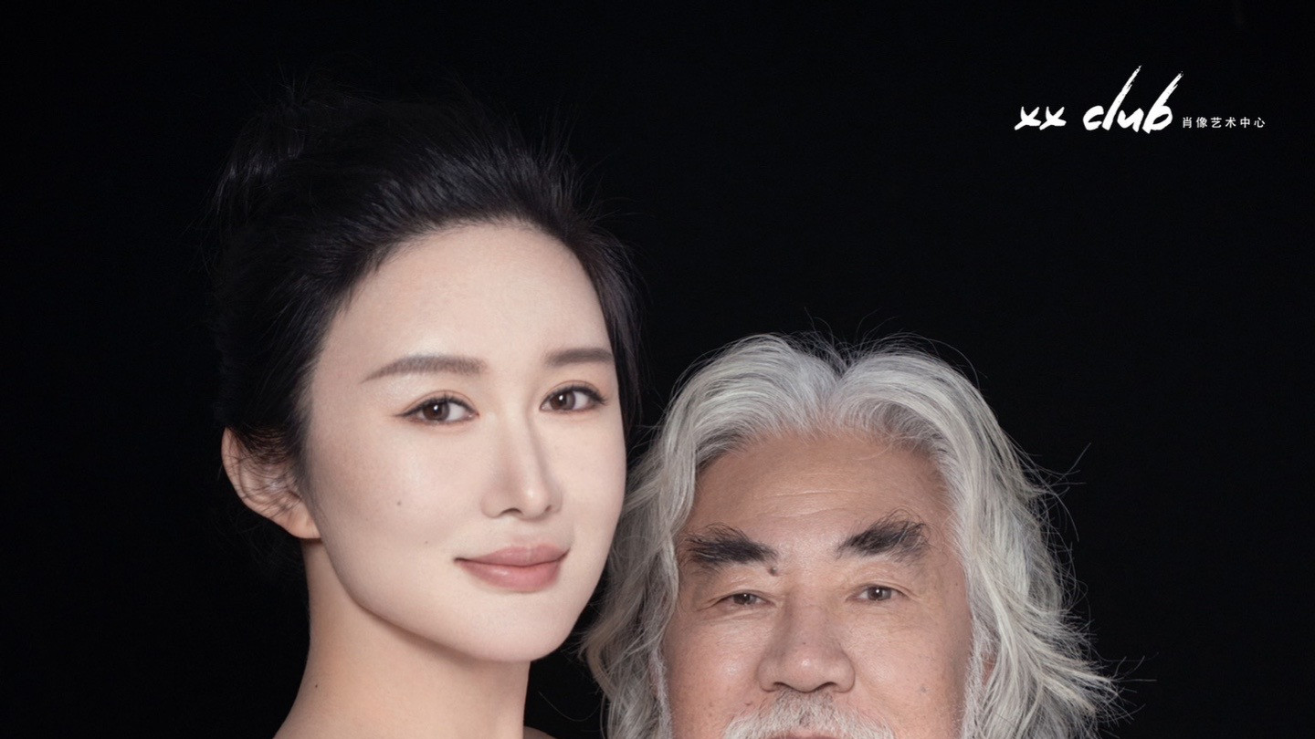 张纪中晒妻子性感照发文“如春水映梨花”，网友：“梨花压海棠”