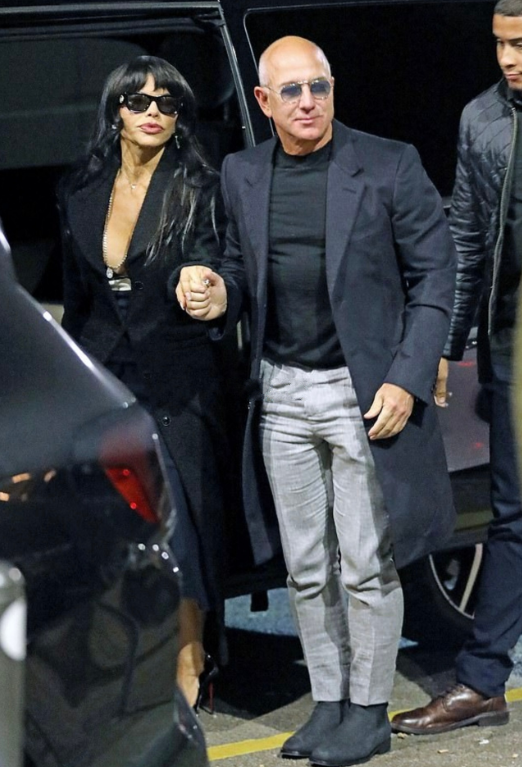 富豪贝佐斯未婚妻换发型!54岁桑切斯戴着齐刘海假发,气质变甜美