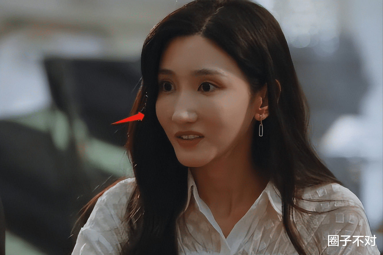 天呐！“硅胶脸”的风都刮进央视了，这次连热依扎都跟着摔了跟头