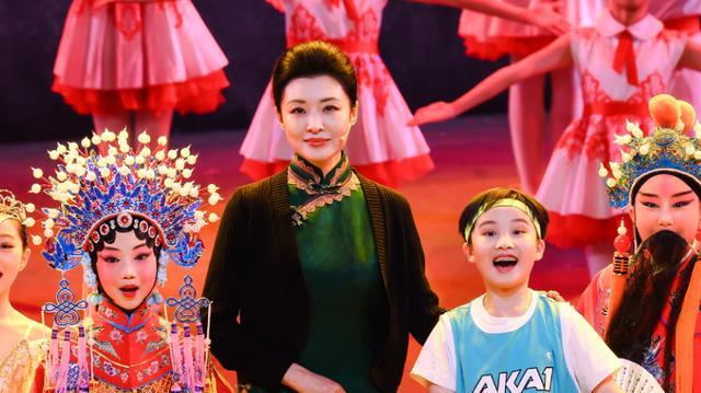 周涛|周涛：在六一晚会上饰演宋庆龄，演技比许晴宋佳等专业演员还传神