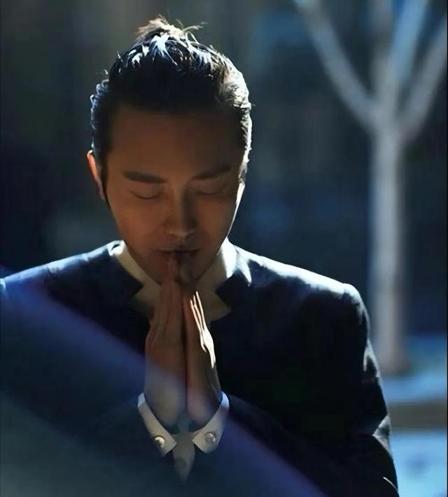 李玉刚|李玉刚,被时代“抛弃”的时候,连声招呼都不打!