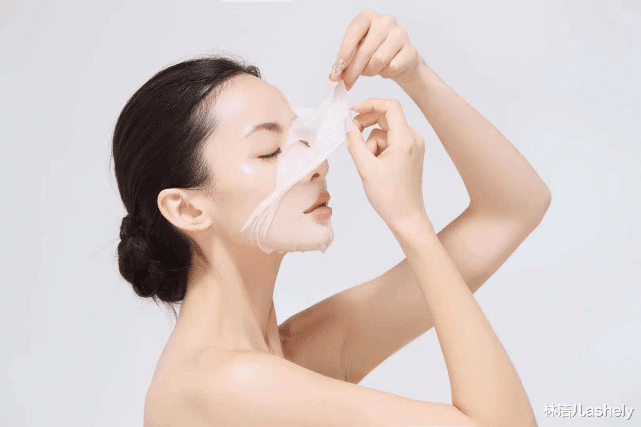 护肤美容 面膜撕开后，直接往脸上贴？这样大错特错，难怪面膜再贵也没有效果