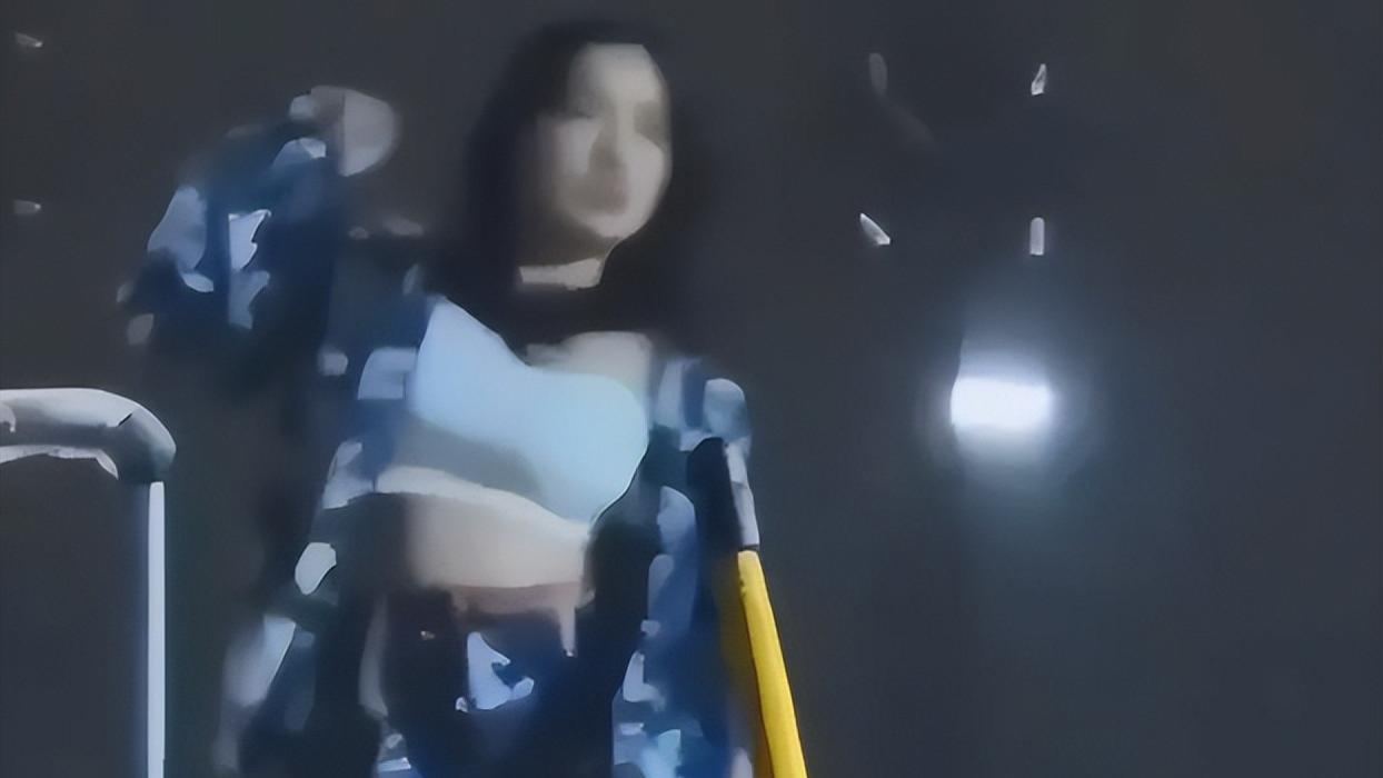 军训女跳舞后身份被曝，疑暴露癖半夜发赤身照，曾劈腿发隐私