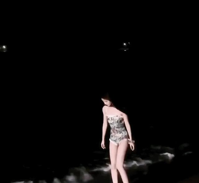 鞠婧祎|鞠婧祎美商绝绝子!花样泳装视频绝美,意外暴露在锻炼了