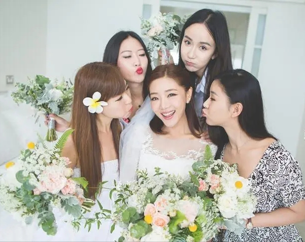 演员邓家佳：相恋10年步入婚姻，离婚5年后，事业爱情双丰收