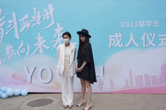 毛阿敏|毛阿敏参加爱女成人礼，学霸女儿打仨唇钉化浓妆，高颜值似妈
