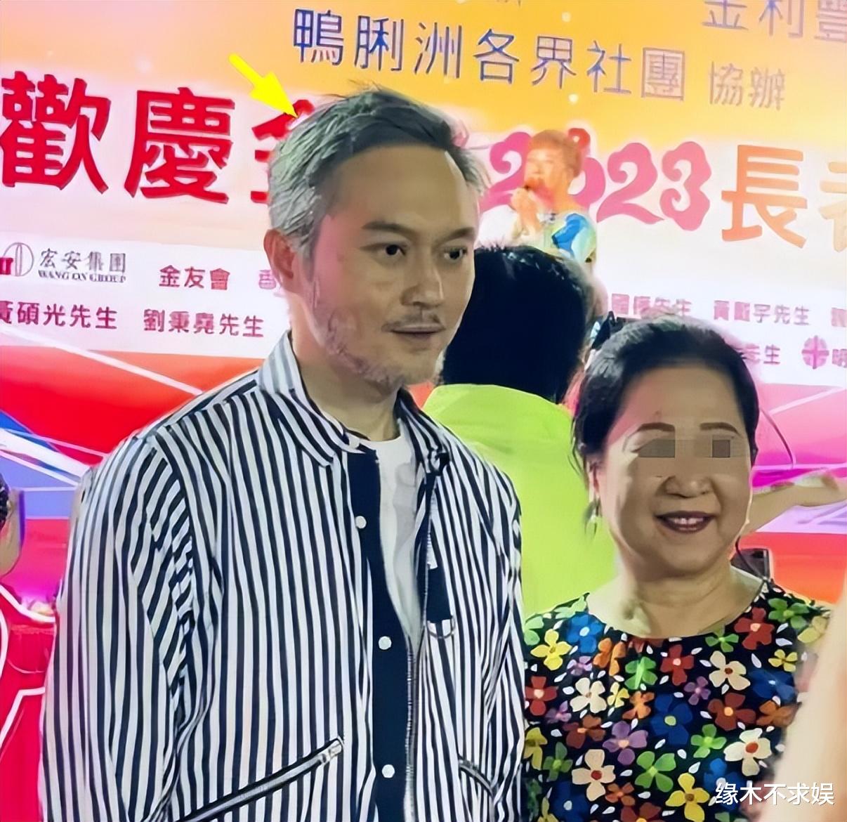 张智霖夫妇现身普陀山！52岁张智霖白发抢镜，全程冷脸，发文疑暗指不顺 ！