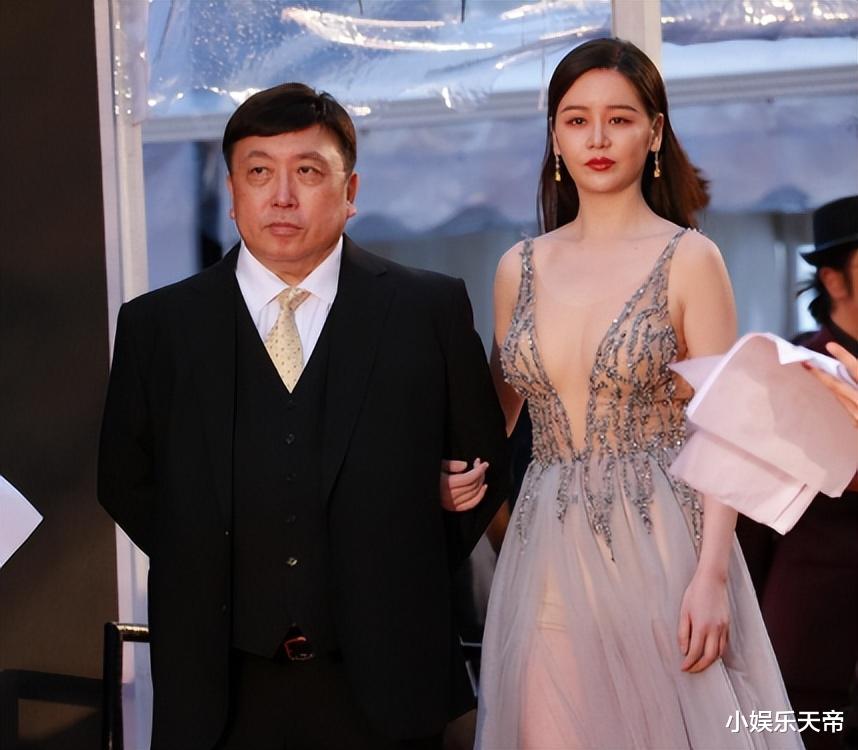 |67岁王晶被曝酒店遭性感美女强塞房卡,表情淡定,网友:见过世面