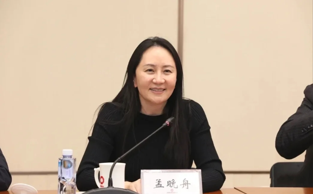华为|华为长公主近照曝光，光腿穿裙子抢镜，将首次当值华为轮值董事长