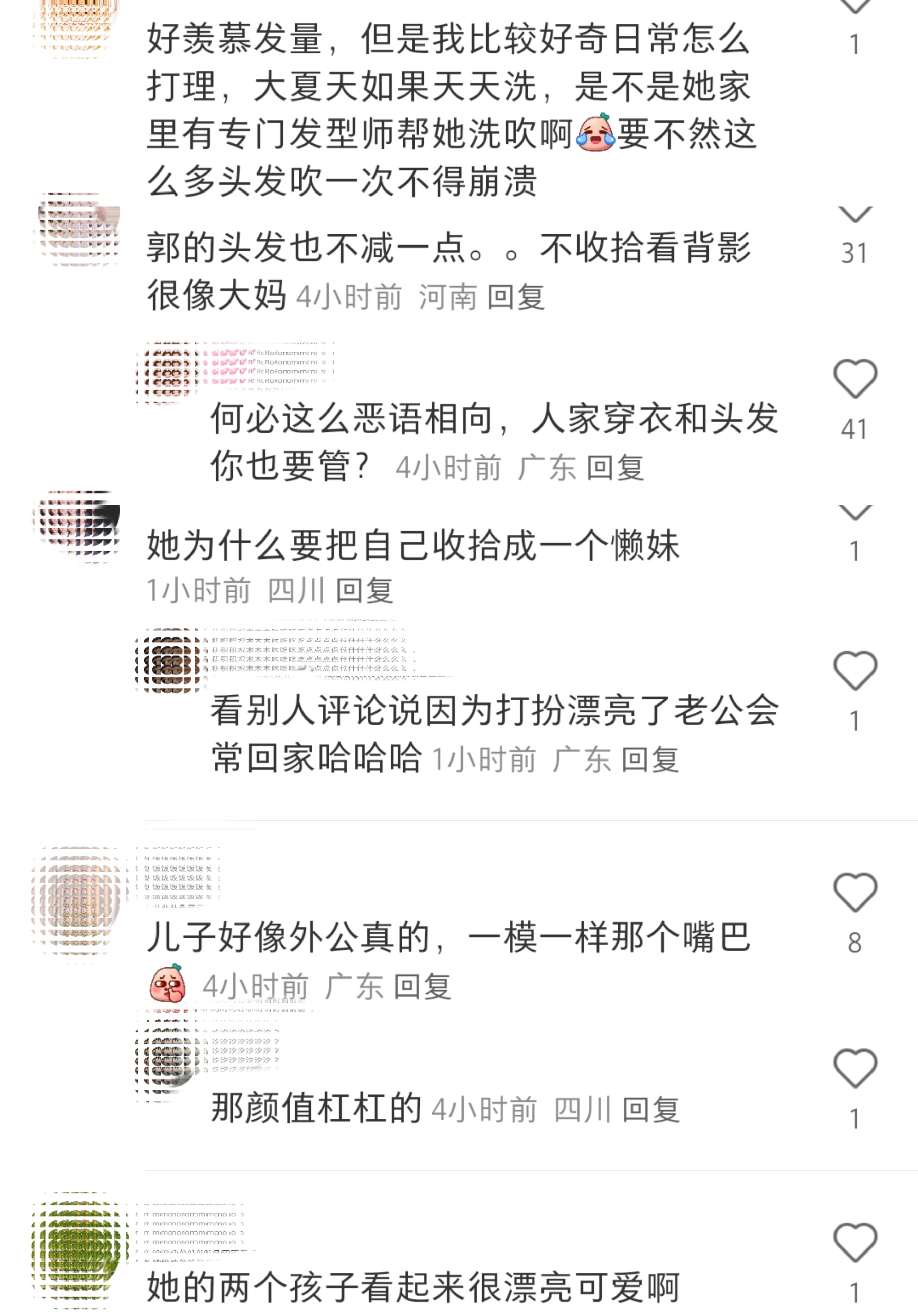 向佐郭碧婷被偶遇,一人抱一个孩子互动有爱,弟弟眼睛又大又圆好萌