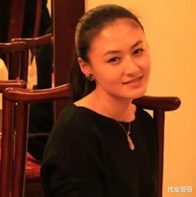 他被称为“谍战剧之王”,娶小16岁美女演员,如今52岁成人生赢家