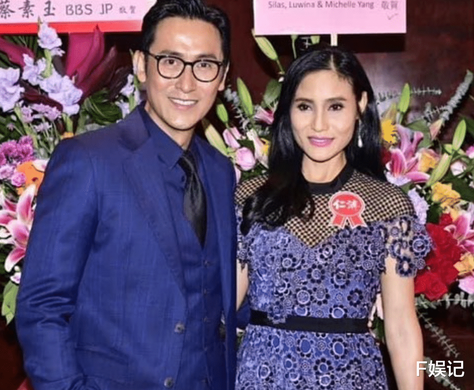 马德钟夫妇一起游泳晒恩爱合影 开心庆祝结婚30周年兼生日