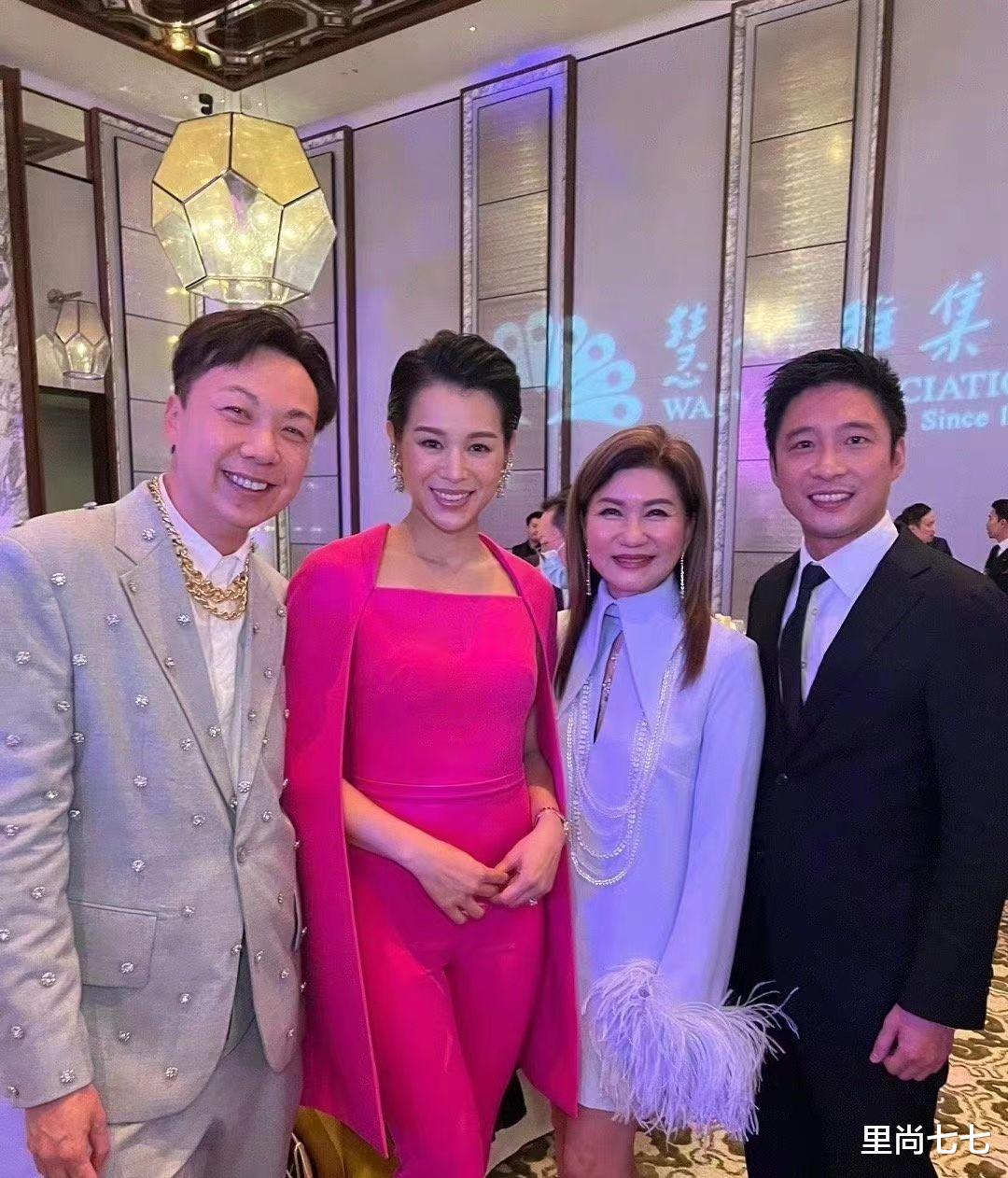 发型 胡杏儿三胎后真明显老了，修身装暴露肚腩，同框56岁陈法蓉像同龄
