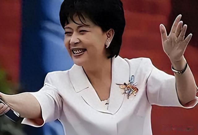 80年代央视最红主持人，晚年患上精神疾病，如今70岁的她怎么样了