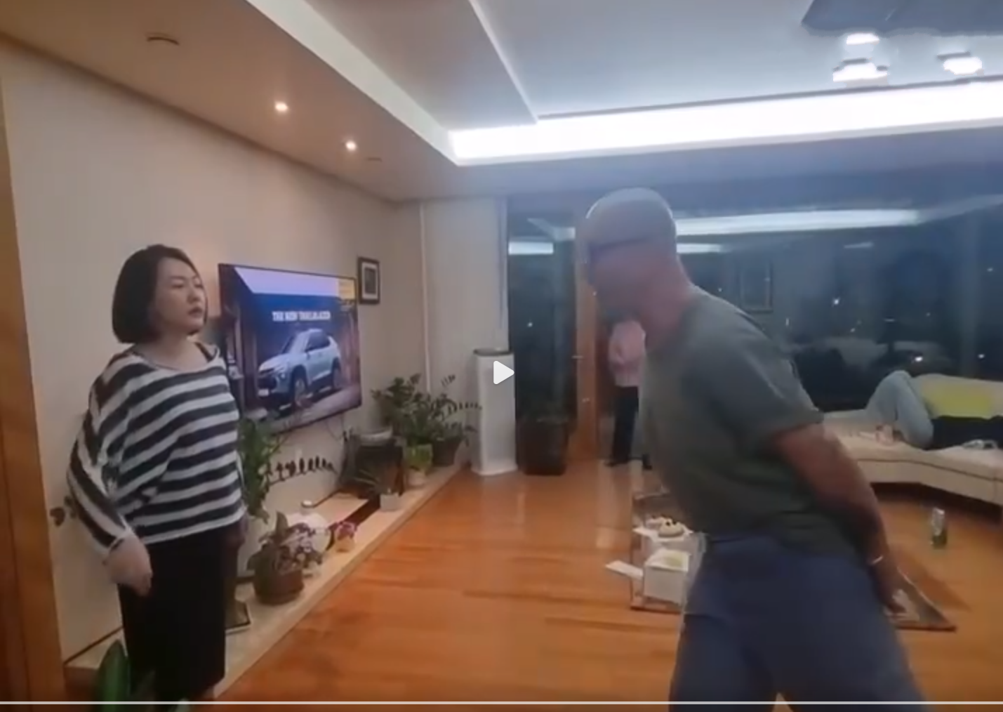 小S一家九口在韩国大合影!黄春梅被挤边上,婆婆穿粉衣抢足风头