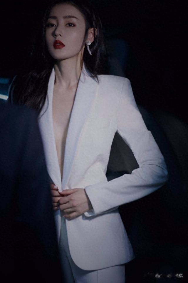 “真空西装”的风刮到了男明星圈,对比才知道,性感与油腻的区别