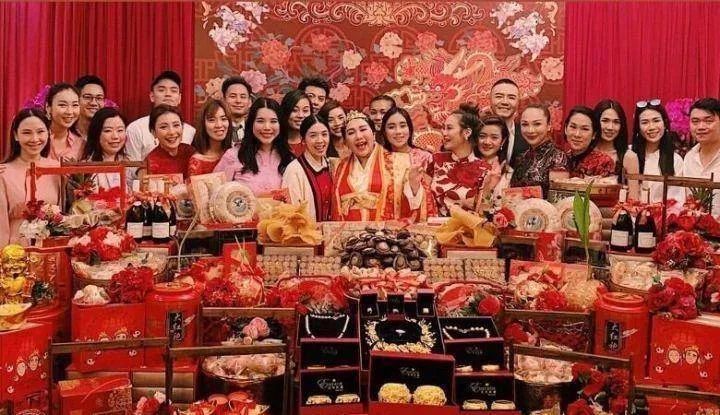 赌王女儿何超盈，倒贴14亿嫁小8岁东北女婿，如今最新动态如何？