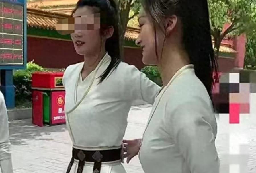 横店20万群演现状:光棍懒汉遍地,美女却泛滥成灾,裸替一天赚3000