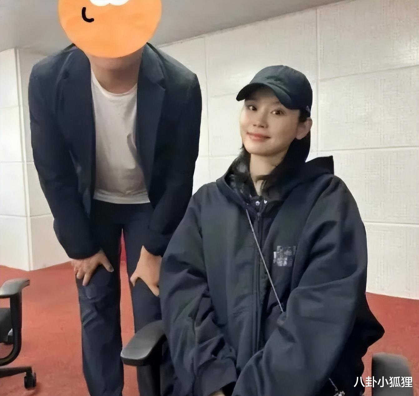 奚梦瑶一家三口聚会，结束后她挂在何猷君身上撒娇，男方表情亮了