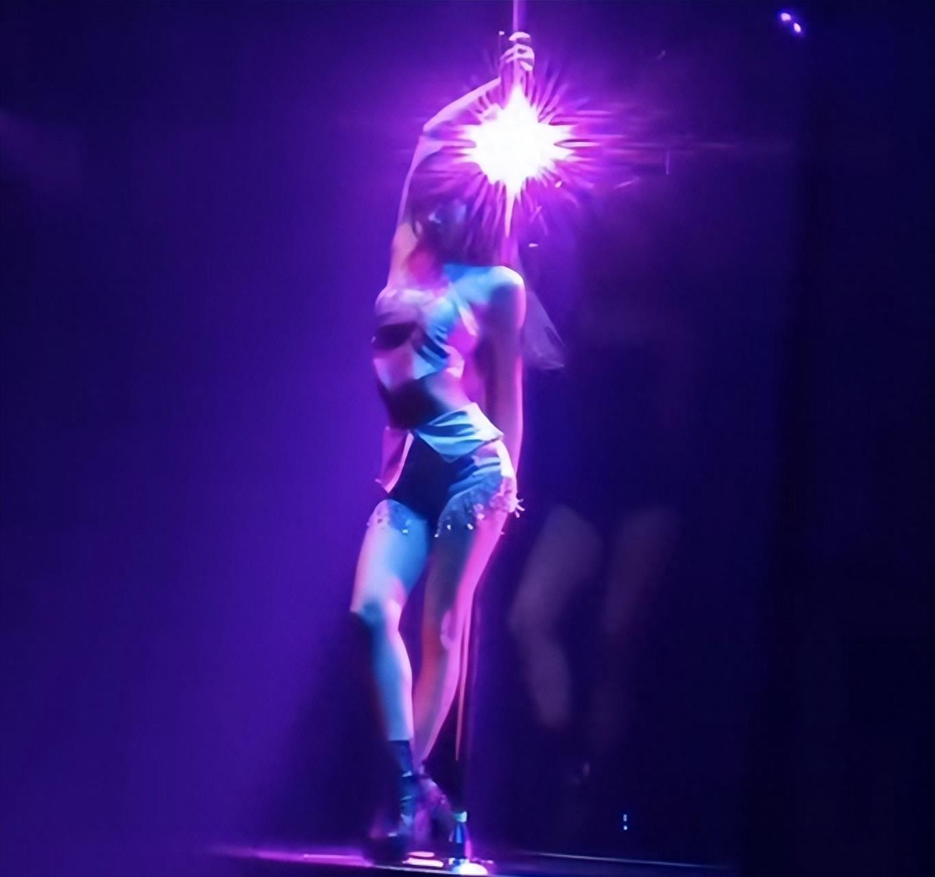 Lisa疯马秀开场韩网炸了,三公子派贴身保镖护她,网友:娱圈完了