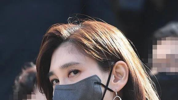 保安|三星长公主参加儿子毕业典礼，美貌刷屏韩网，儿子比哥哥孩子争气