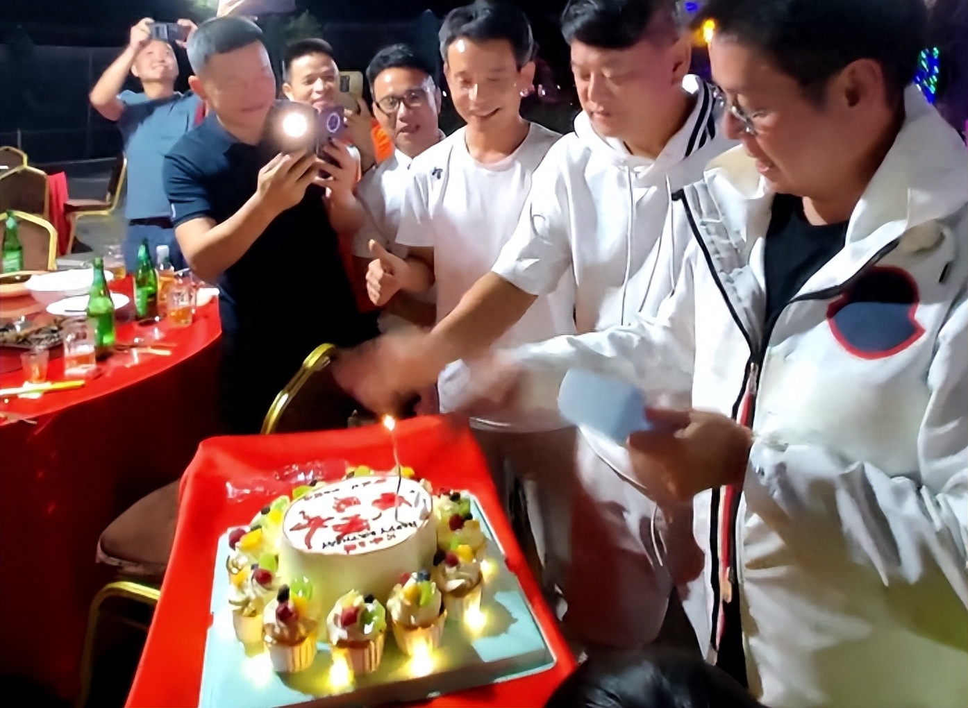 陈百祥为谭咏麟过生日,切蛋糕时,谭咏麟的一个动作令人感慨