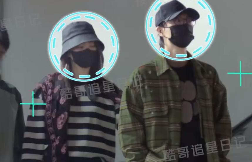 冯禧|许嵩和小14岁女友冯禧逛街，十指紧扣帮拎包，稳定交往近一年