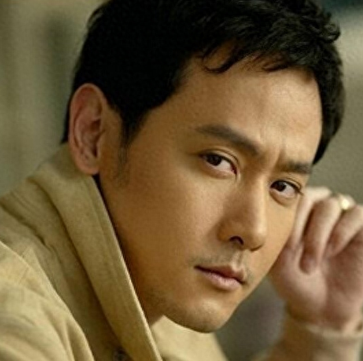 她甘心退圈做家庭主妇,却被演员丈夫抛弃,今44岁为儿子保持单身