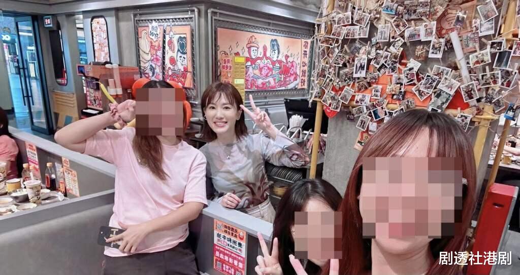 社死!TVB小花现身内地火锅店,被店员围住唱歌又跳舞表情尴尬