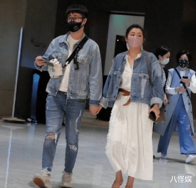 Selina|任家萱恋爱后庆首个情人节,依偎男友甜蜜比心,脸胖一圈现幸福肥