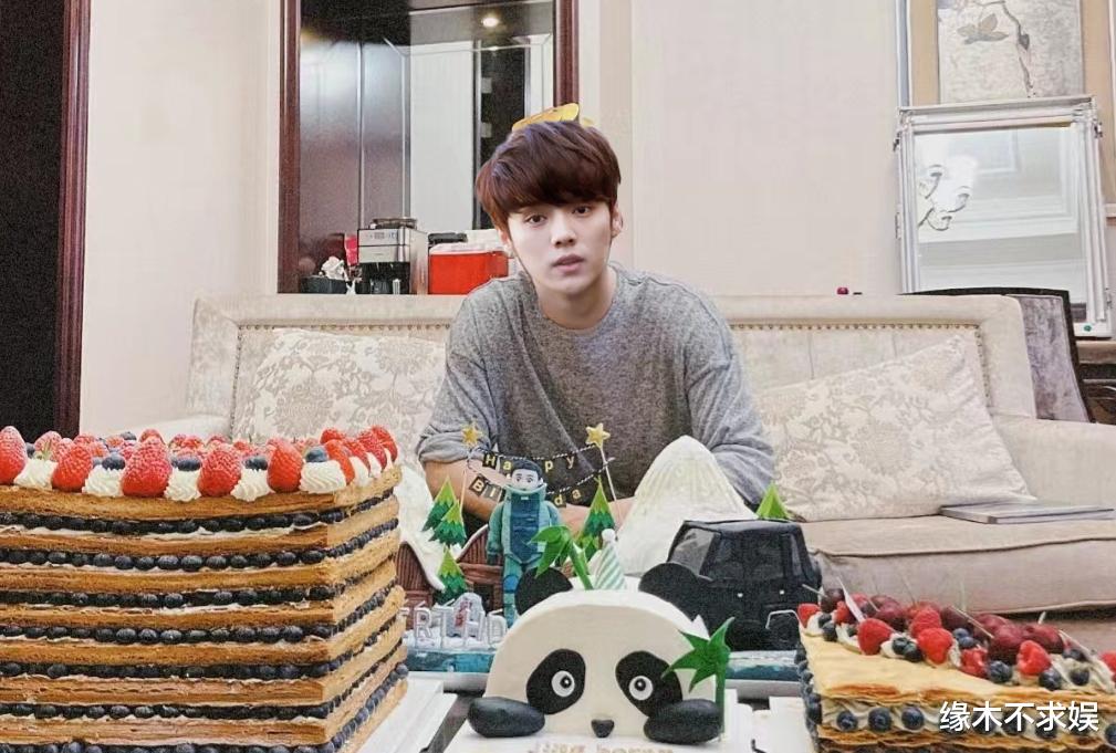 何超仪|鹿晗33岁生日，和关晓彤庆生画面曝光，两人体型差引质疑！