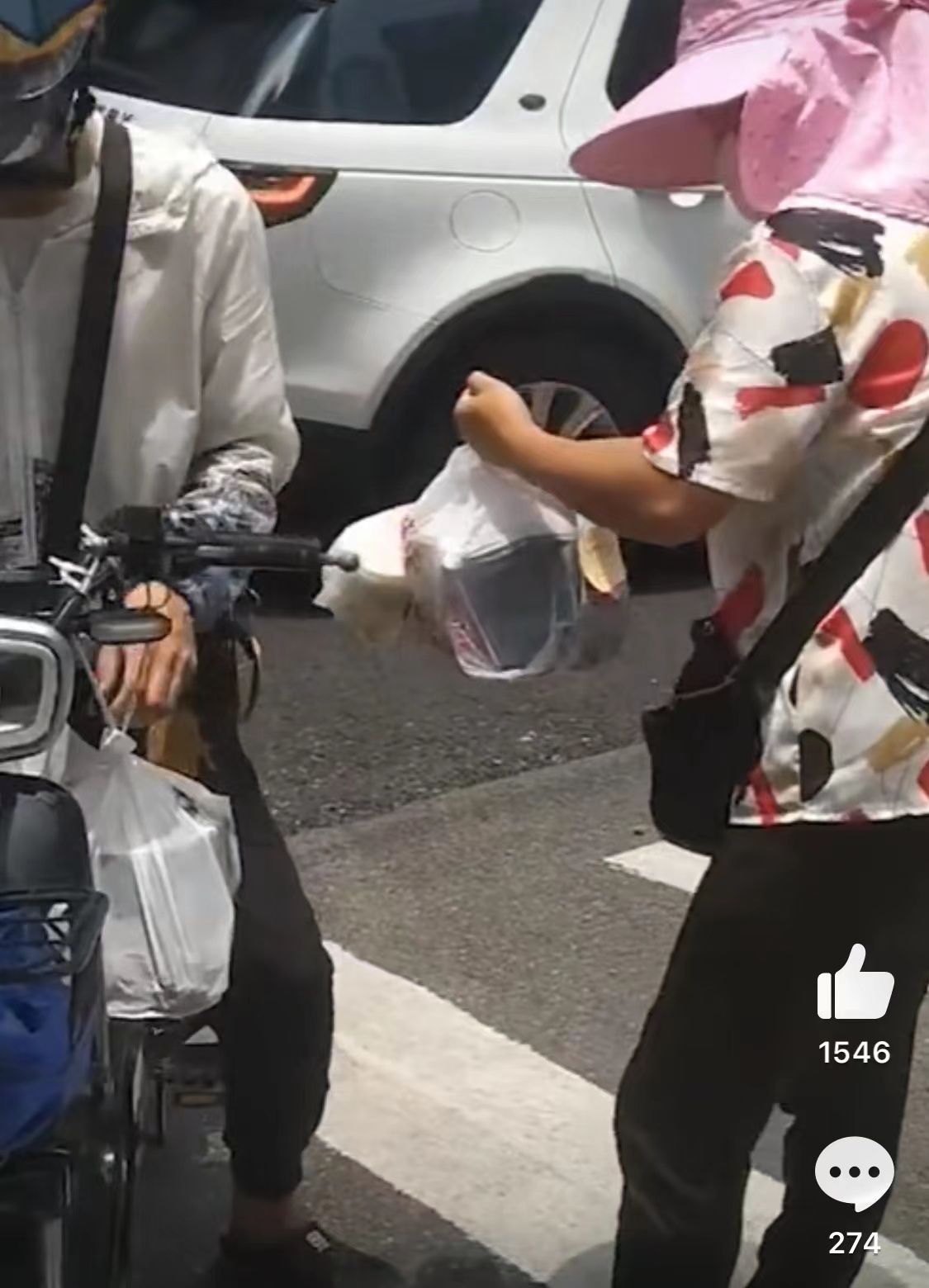 |一种新职业又诞生了,外卖的外卖代送阿姨,网友:灵活解决问题