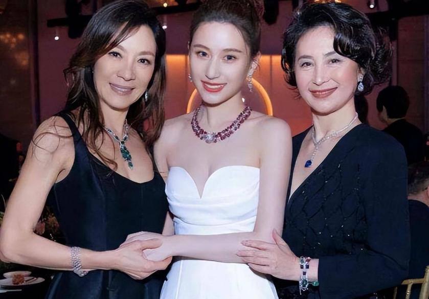 何超莲|赌王四房吃相多难看?何超莲大婚被蹭热度,姑嫂合体出面添堵