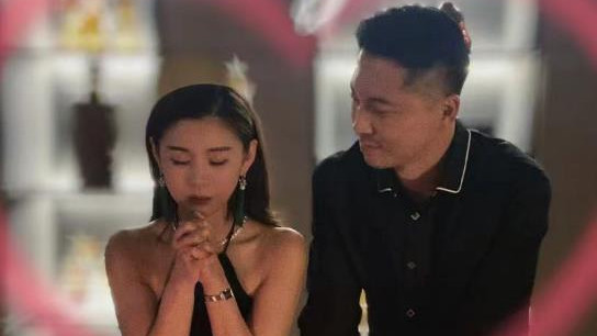 李小萌晒照庆生，天生一张冻龄脸还像小姑娘，王雷望妻眼好温柔