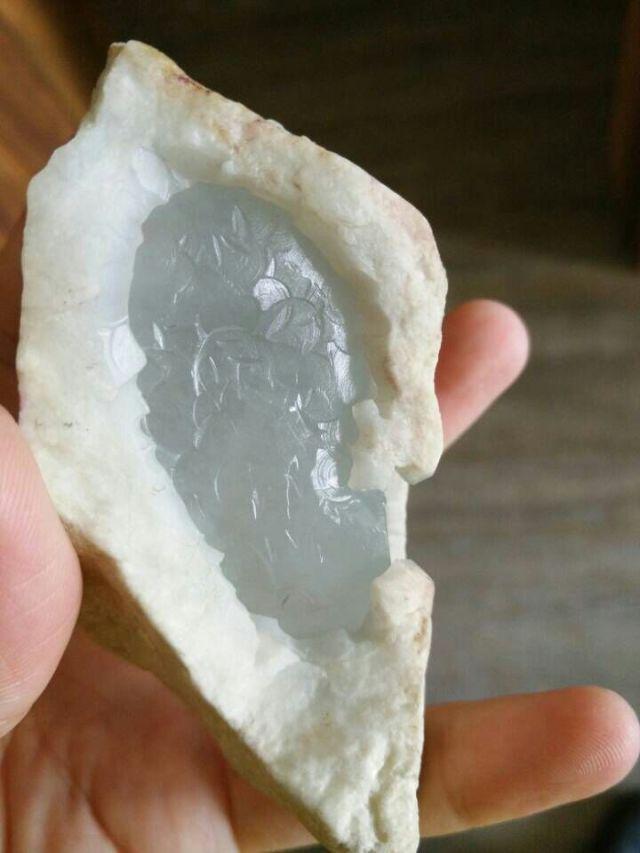 欣赏刚切开的翡翠毛料