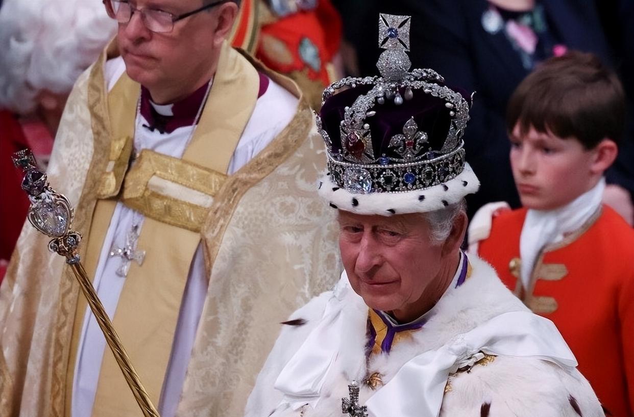 |夏洛特公主绝了!8岁小姑娘眼神老练凌厉,恍如伊丽莎白女王再现