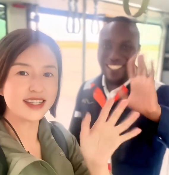 主持人张蕾现身非洲！住茅屋穿低胸装，被狮子追，安全状况引担忧