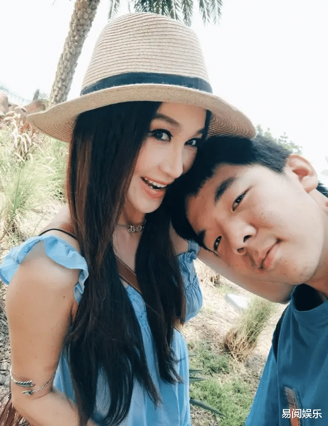 56岁温碧霞晒全家福,丑儿子面向老陈,13岁他看起来像31岁