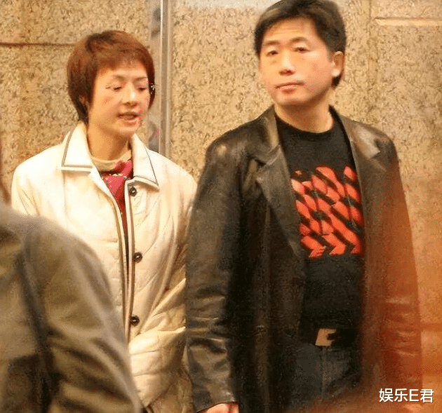 57岁叶子楣久休复出，瘦骨嶙峋身材依旧火辣，不断向客人鞠躬致谢