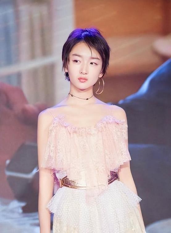 镜头前美若天仙，而真人黑瘦干瘪，这7位“上镜脸”的女星反差好大