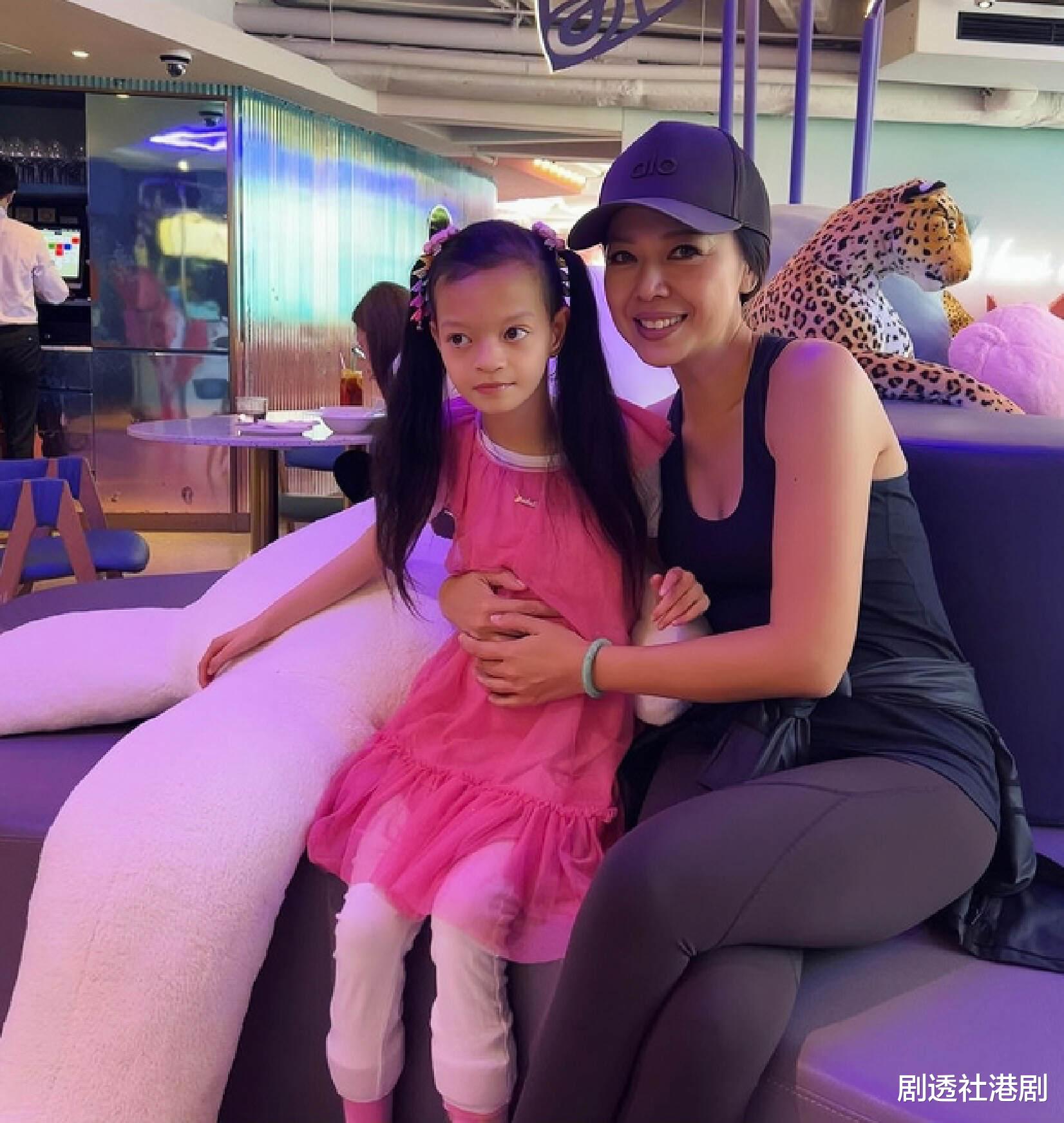 香港知名女星患病女儿极速成长，12岁仍不会说话，多位至亲相继离世