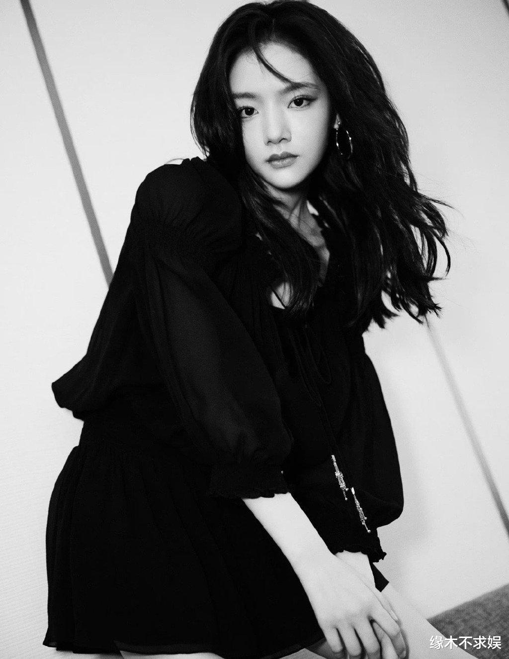 任敏现身发布会,生图被指撞脸毛阿敏,腮帮大、颈纹重,全靠P!