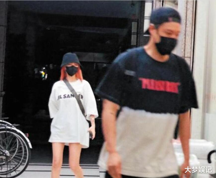 周汤豪“约会欧弟前妻”穿情侣装不藏了！女方换掉前任生日车牌