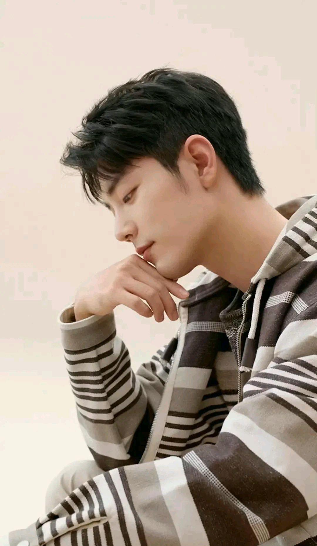 肖战|肖战穿短款皮衣赴微博之约,那英和马嘉祺聊天,称肖战为“战哥”