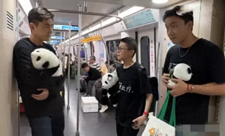 胡歌抱熊猫搭地铁因没人让座惹怒粉丝,网友:为什么要给他让座?