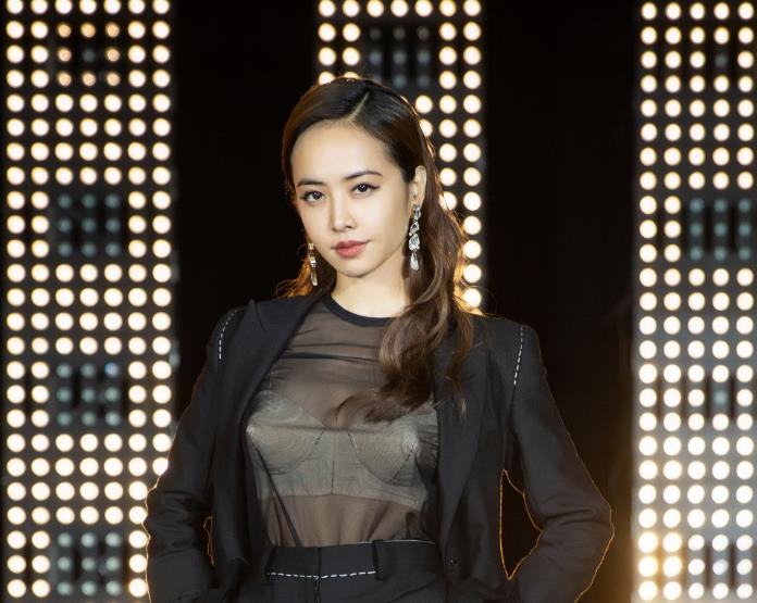 蔡依林为钱卖国!竟借着开演唱会搞这样的动作,作死行为绝对不可原谅