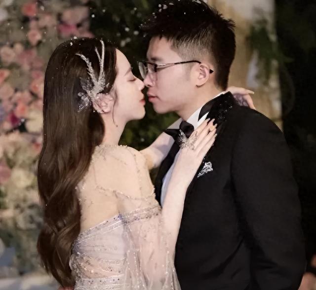 意尔康二公子订婚现场:新娘小肚隆起像怀孕,婆婆风头盖过新娘子