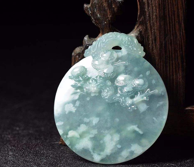 翡翠|绿肥红瘦,浮翠流丹,五彩缤纷的翡翠藏着怎样的四季风情?