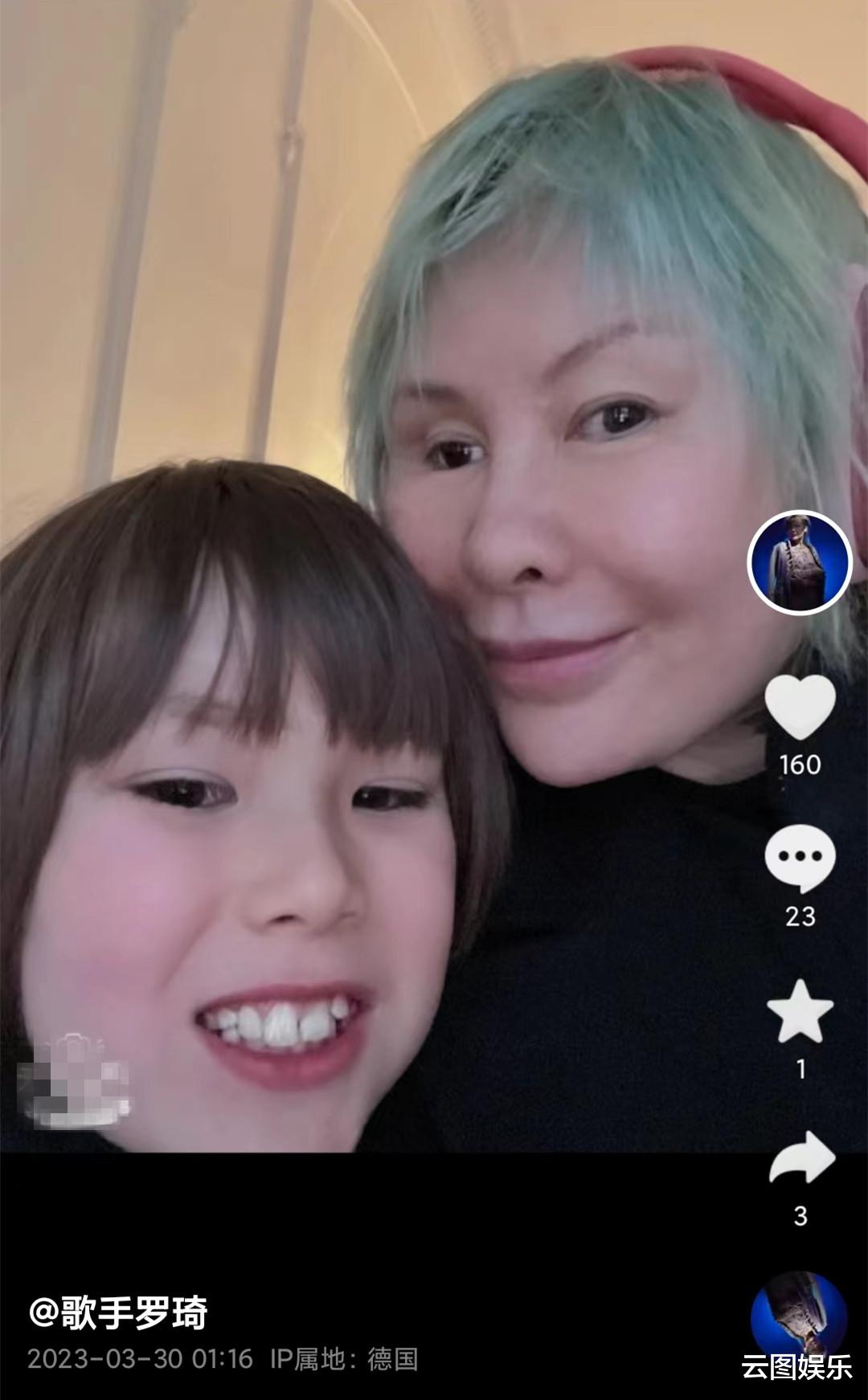 罗琦|知名歌手罗琦现身德国，染绿发变化大，9岁混血儿子罕露面太像妈