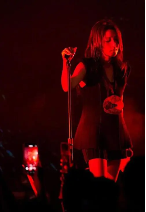 何洁与刁磊夫妇首次同台献艺,现场热情互动,甜蜜满溢